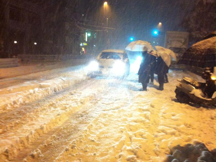 20年に一度の大雪の中で来ないタクシーを待つ途方に暮れた人